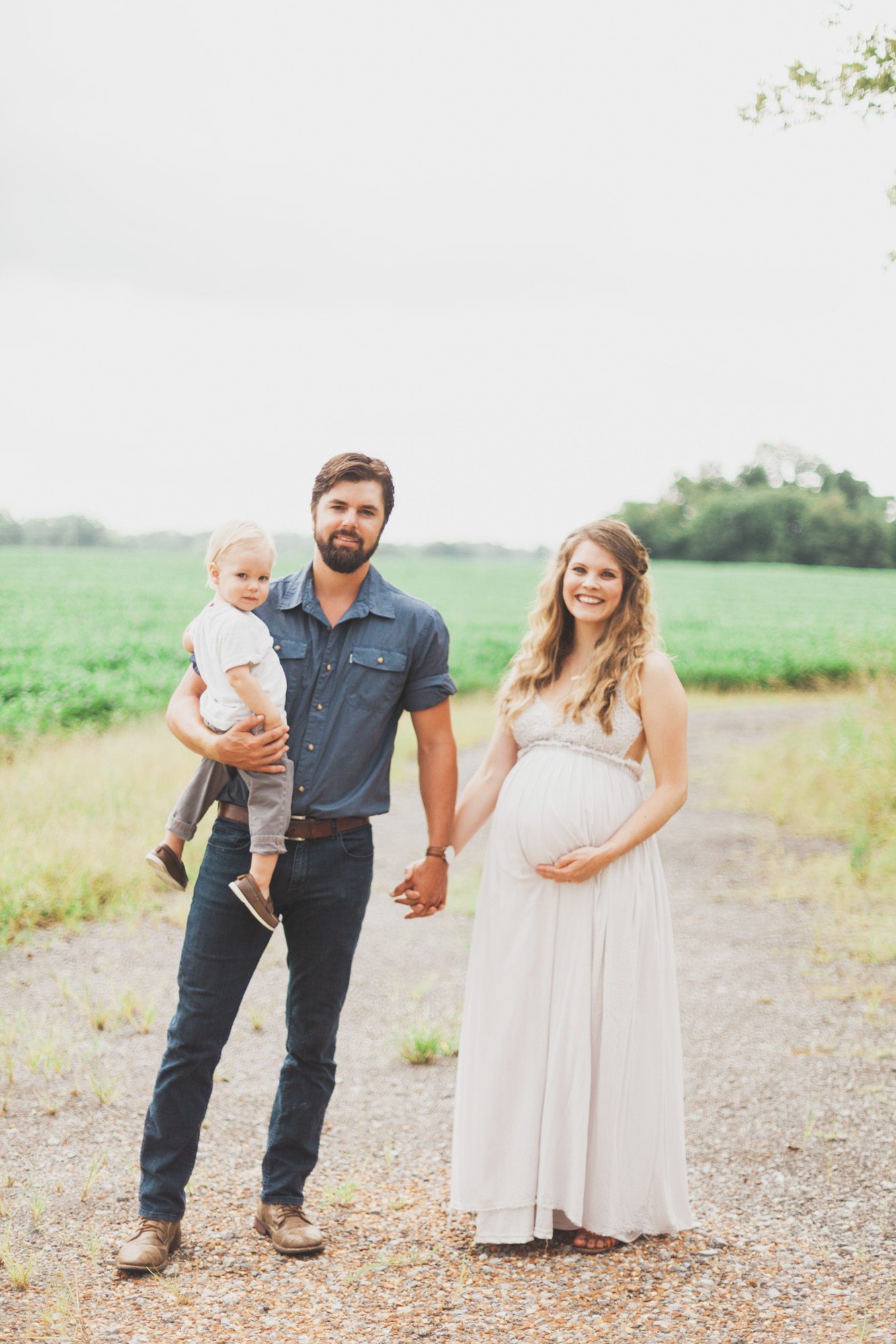 Maternity photos with family at farm