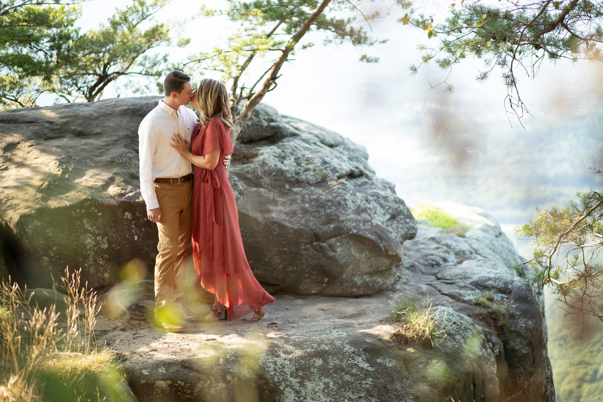 edge of cliff kiss engagement session