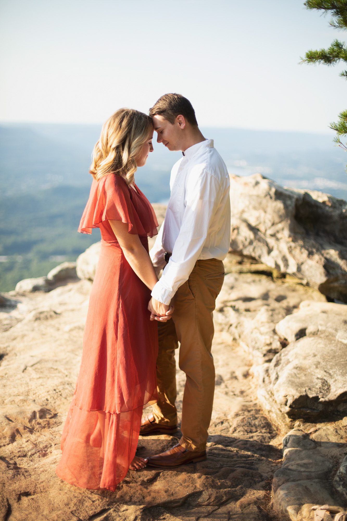 engagement session on the cliff at lookout mountain chattanooga tn